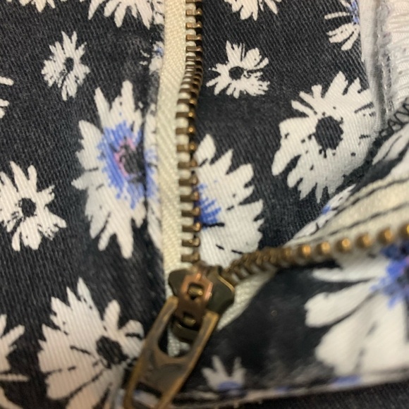 American Eagle Outfitters cotton shorts, daisies, size 8 - Picture 6 of 10